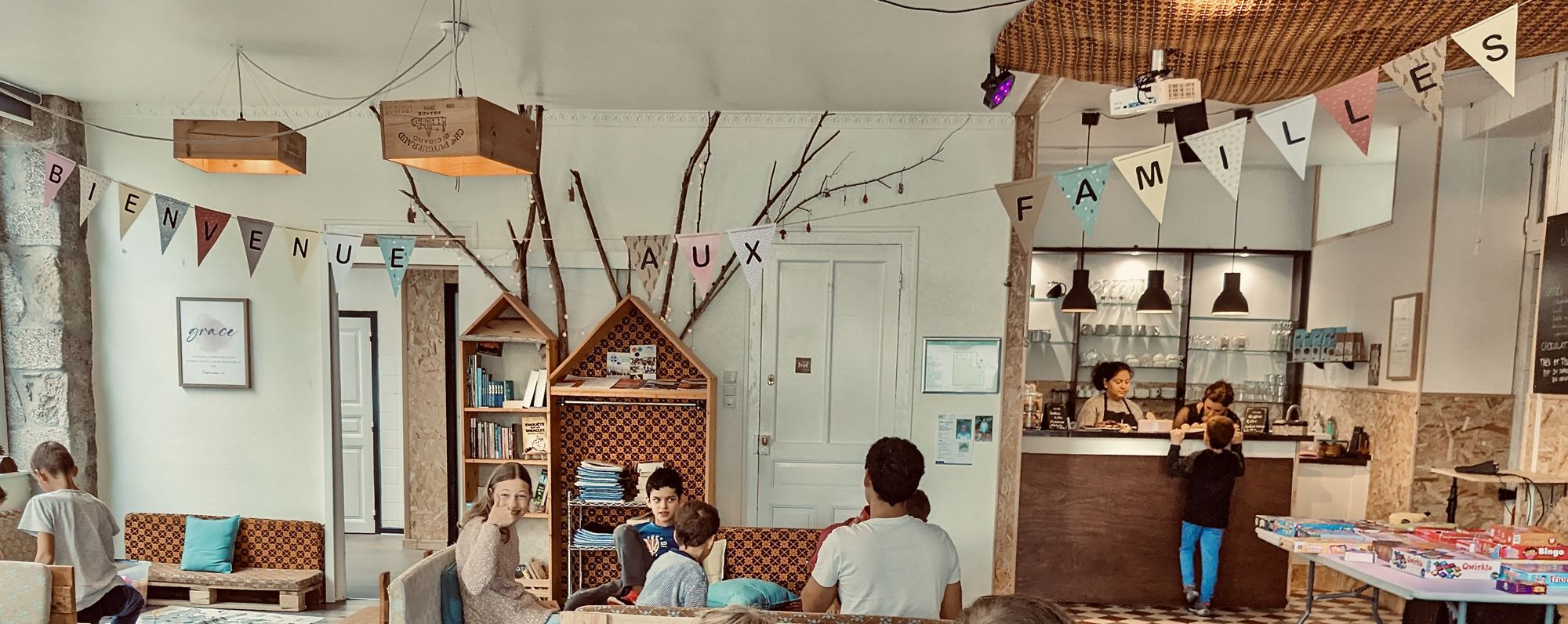 Intérieur du Café des Artistes à Égletons